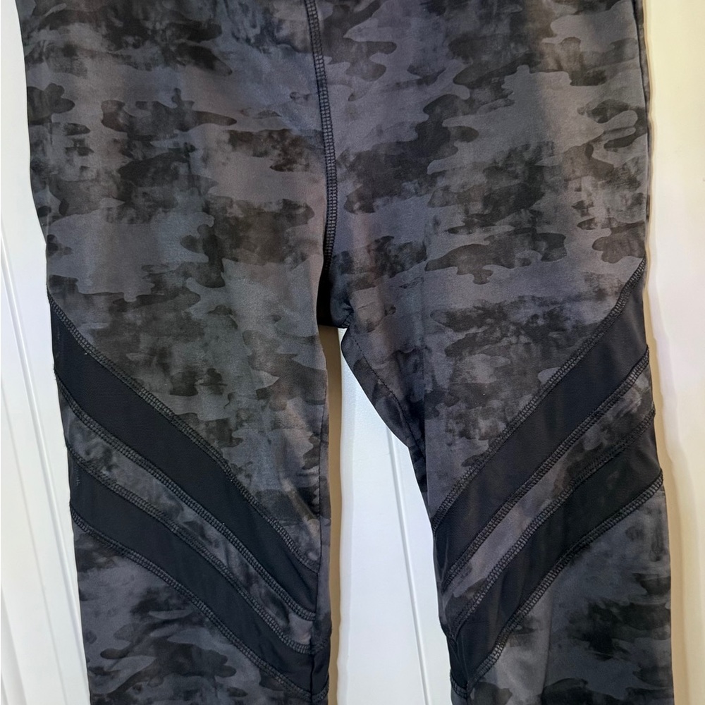 Women’s Black/Gray Camouflage Print Capri Leggings